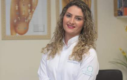 Fisioterapeuta Laura Medeiros aborda os benefícios do pilates na gestação e no pós parto