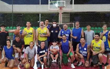 Exemplo dentro e fora das quadras de basquete