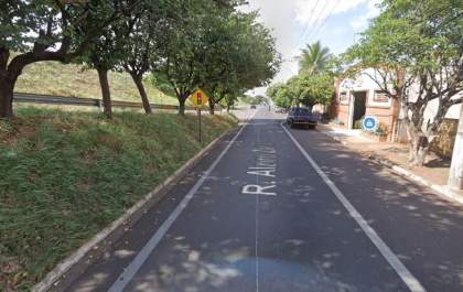 Músico é preso por embriaguez após bater carro em placa de trânsito