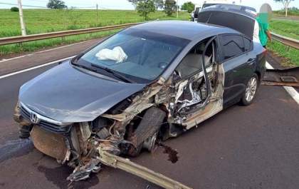 Motorista perde controle de veículo e bate em defensa metálica da Rondon
