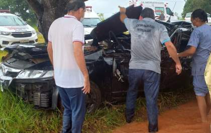 Homem fica ferido ao bater carro em árvore em via de acesso