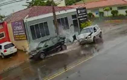 Escosport desgovernada bate em carro parado em Araçatuba