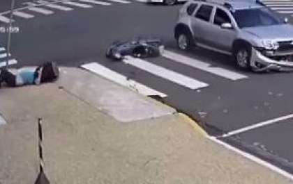 Entregador ‘voa’ ao ter motoneta atingida por carro na Bandeirantes