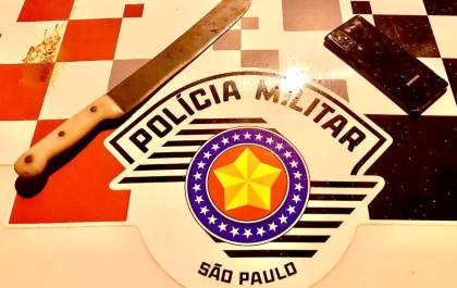 Homem rouba celular e ameaça vítima com um facão