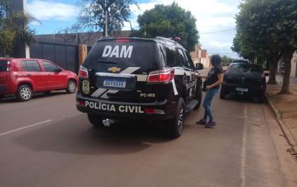 Homem é flagrado pela Polícia Civil ameaçando a esposa com faca em Três Lagoas