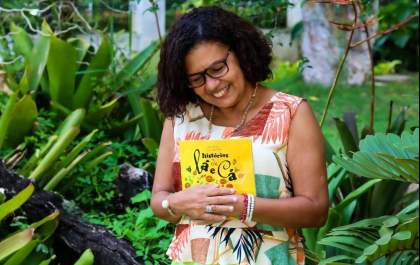 Professora doa livros para crianças sem acesso à leitura