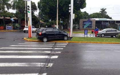 Carro bate em poste de semáforo após colisão em cruzamento na avenida Brasília