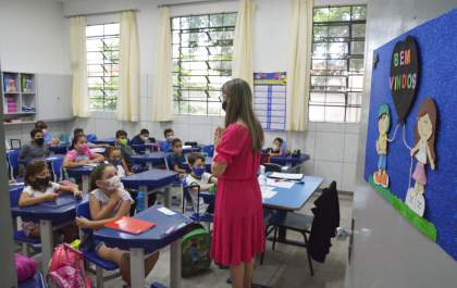 Alunos recebem kits de materiais nos primeiros dias de aula em Birigui