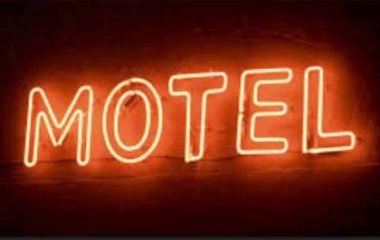 Jovem procura a polícia após ter que deixar estepe do carro como garantia de pagamento no motel