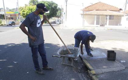 Secretaria de Obras de Birigui faz troca de tampas de boca de lobo
