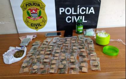 GOE/Deic prende mulher com kits de maconha com seda para cigarro