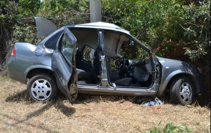 Homem é encontrado morto dentro de carro batido em poste
