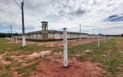 Para inibir arremessos de ilícitos, cerca perimetral é instalada na Penitenciária de Três Lagoas