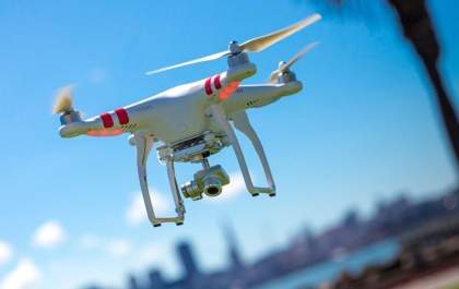 Mulher chama a polícia ao suspeitar que drone estaria sendo usado para fazer imagens dela nua