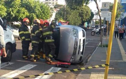 Bombeiros resgatam vítimas após carro tombar em Araçatuba