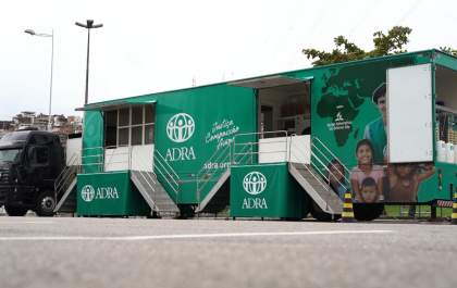 Carreta solidária que prepara refeições e lava roupas chega a Petrópolis