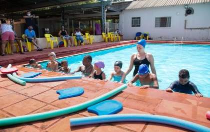 Começam aulas de natação gratuitas em Andradina