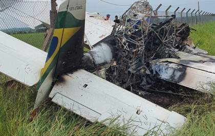 Piloto sobrevive a queda de avião agrícola