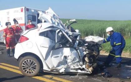 Jovem morre após bater carro em dois caminhões em rodovia
