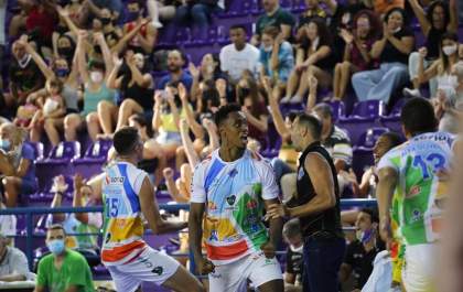 Vôlei Futuro vence em casa por 3 sets a 2