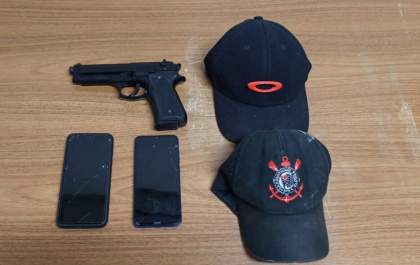 Dupla é presa pelo Baep após roubar celulares de adolescentes na Praça 500 Anos