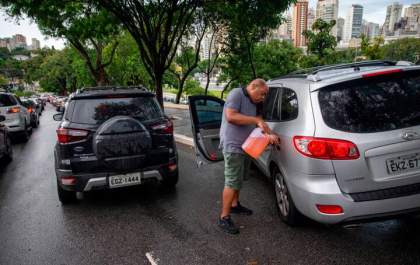 Equipe da Absoluta Automóveis fala sobre os riscos de rodar com o veículo na reserva com frequência. Entenda!