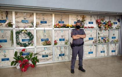 Cartas para o céu! Filhos de policiais mortos em combate expõe dor da saudade em mausoléu da PM