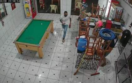 Dupla armada rouba lanchonete na rua Bandeirantes