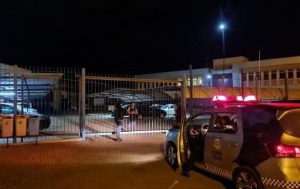 Homens invadem Receita Federal na fronteira com o Paraguai, trocam tiros com seguranças e um morre baleado