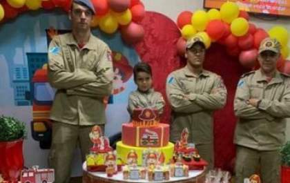 Admirador do Corpo de Bombeiros, criança é surpreendida em festa de aniversário
