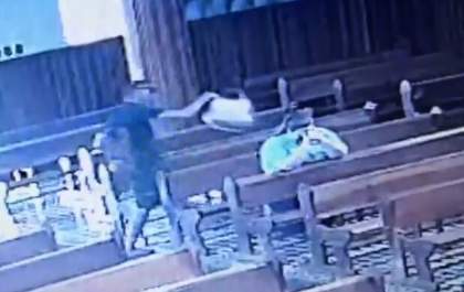Câmera flagra jovem furtando bolsa de mulher durante orações em igreja