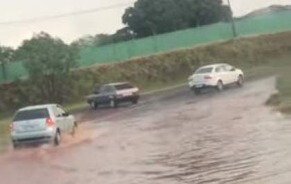 Chuva causa alagamento em acesso à Rondon, em Araçatuba
