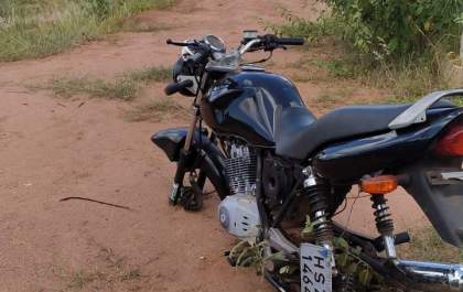 Moto furtada é localizada sem as rodas no meio do mato em Três Lagoas