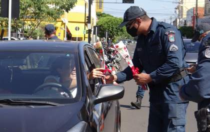 Comandante do 2° batalhão e o comandante do CPA-2 participam de blitz no Dia Internacional das Mulheres