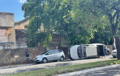 Picape tomba após bater em carro na Waldemar Alves