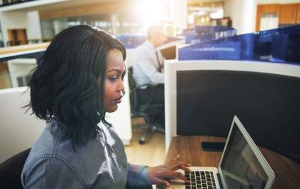 ONG internacional seleciona jovens mulheres para bolsas de estudo de até U$ 5 mil