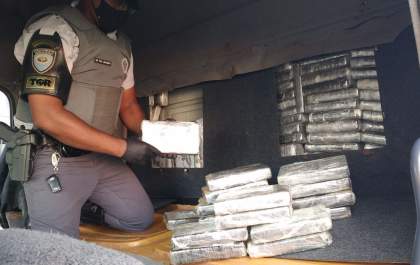 TOR encontra 225 tijolos de cocaína escondidos em caminhão