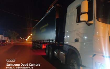 Caminhão derruba poste e deixa moradores sem energia em Três Lagoas