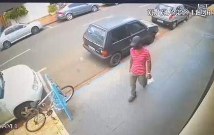 Câmeras flagram furto de bicicleta no centro