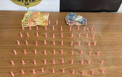 GOE/Deic apreende adolescente vendendo drogas em lanchonete