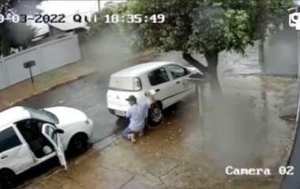 Coisa de cinema: Homem tenta furtar combustível usando uma mangueira