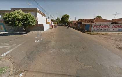 Homem foge após bater carro em moto de guarda municipal