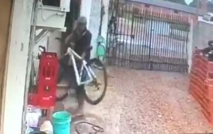Dupla é presa após invadir depósito e furtar bicicleta avaliada em R$ 2 mil