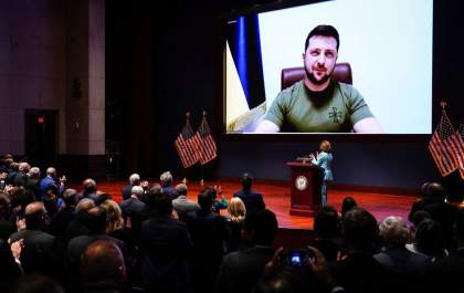 Zelensky quer aliança pela paz e apela por exclusão do espaço aéreo