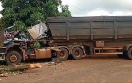 Passageiro morre em acidente com caminhão