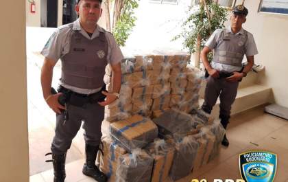 PM Rodoviária prende dupla com 2 carros transportando quase 800 tijolos de maconha
