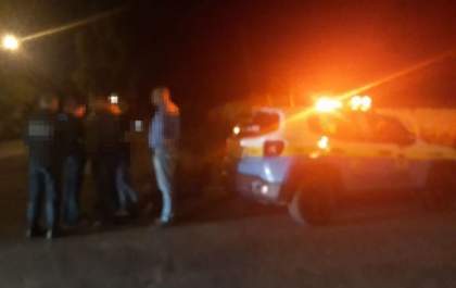 Ladrão assalta padaria, é perseguido por populares, joga o dinheiro na rua e abandona bicicleta na fuga