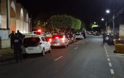 Mulher é presa após xingar e tentar agredir policiais durante blitz em Três Lagoas