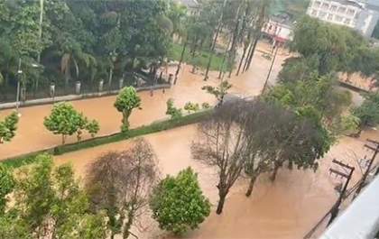 Equipes buscam quatro desaparecidos em Petrópolis