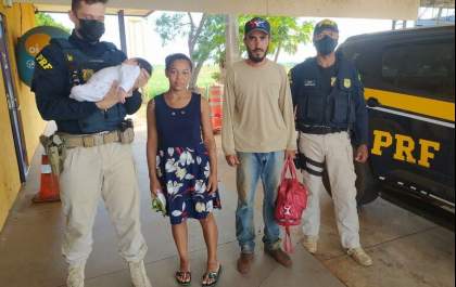 Bebê de 1 mês que estava sem respirar é salva por PRF na BR-267